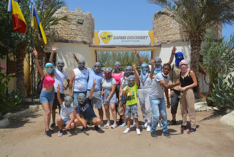 Group photo at the Safari Discovery gate