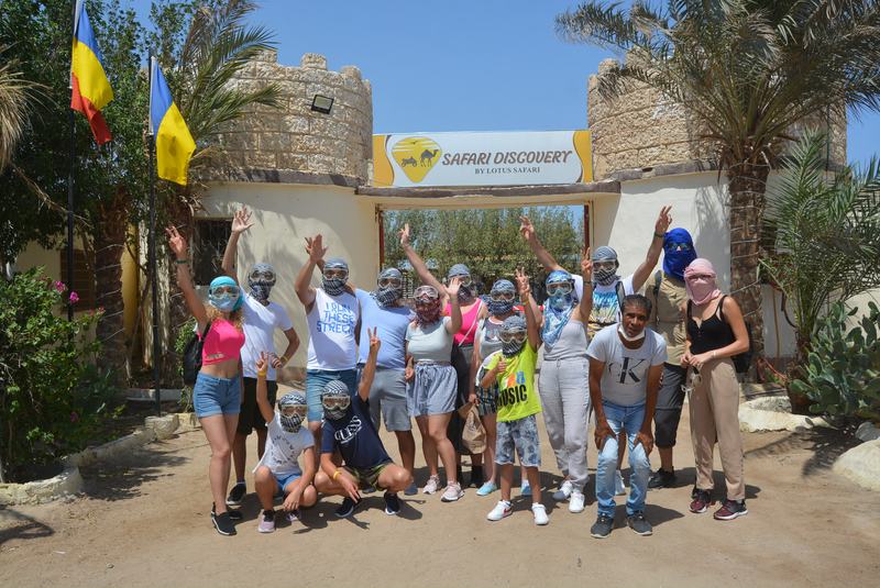 Group photo at the Safari Discovery gate