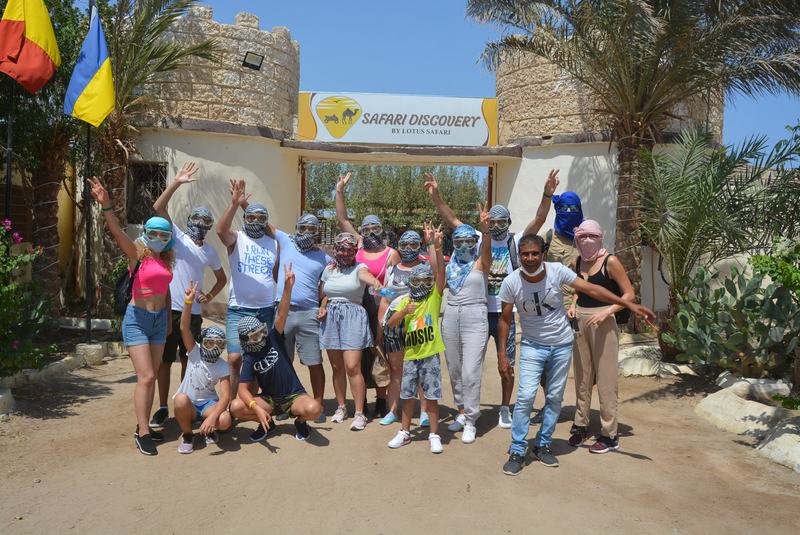 Group photo at the Safari Discovery gate